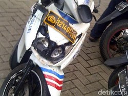 Demo Ricuh di KPK, Motor Polisi ini Digotong dan Dicemplungkan Beberapa Pria ke Kali