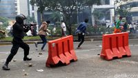 Polisi Tembakan Gas Air Mata ke Pendemo