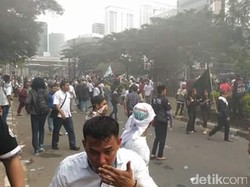 Demo Ricuh di KPK, Polisi Sita 4 Busur Anak Panah dan Tiang Bendera dari Besi