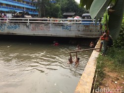 Melihat Anak-anak Asyik Berenang di Kali Glodok yang Kini Bersih
