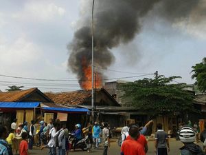 Toko Mebel di Klender Ludes Terbakar
