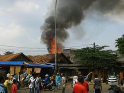 Toko Mebel di Klender Ludes Terbakar