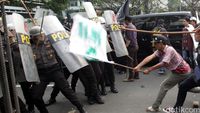 Demo di Depan KPK Ricuh
