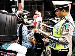 Ibu Ini Ditilang Polisi Karena Boncengkan Anaknya Pakai Helm Ember