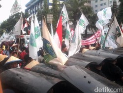 2 Anggota KAMMI Terluka Saat Saling Dorong dengan Polisi di Dekat Istana