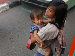 Sambil Gendong Anak, Pria ini Mengamen di Metromini Tujuan Blok M