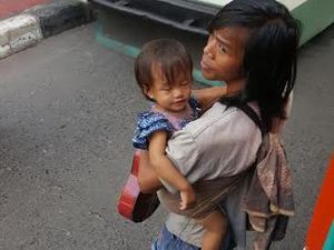 Sambil Gendong Anak, Pria ini Mengamen di Metromini Tujuan Blok M Sambil Gendong Anak, Pria ini Mengamen di Metromini Tujuan Blok M