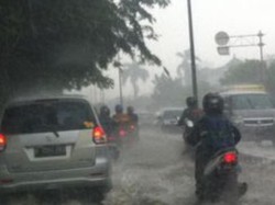 Hujan Mengguyur, Genangan Kuasai Jl Chairil Anwar Bekasi