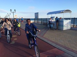 Usai KTT ASEAN-Rusia, Susi Main Sepeda di Pantai Adler