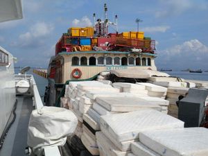 Diduga Selundupkan Seribu Drum Aspal, Kapal dari Singapura Ditangkap Bakamla Diduga Selundupkan Seribu Drum Aspal, Kapal dari Singapura Ditangkap Bakamla