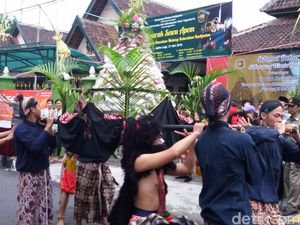 Sambut Bulan Ramadan, Warga Yogya Rebutan Gunungan Apem