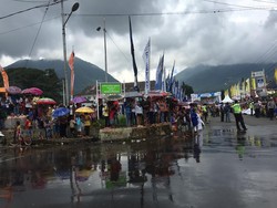 Warga yang Antusias Tunggu Pesepeda Melintasi Desanya