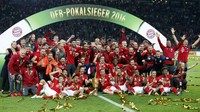 Hasil ini membuat Bayern meraih gelar ganda di kompetisi domestik setelah sebelumnya lebih dulu menjuarai Liga Jerman. REUTERS/Fabrizio Bensch.