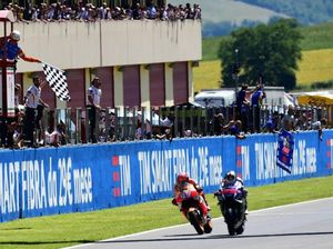 Lorenzo Menang Dramatis di Mugello Lorenzo Menang Dramatis di Mugello