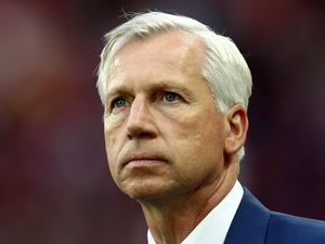 Pardew Puas dengan Upaya Palace, tapi Keluhkan Kinerja Wasit