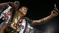 Paul Pogba dan Paulo Dybala berfoto dengan trofi  Coppa Italia. REUTERS/Alessandro Bianchi.