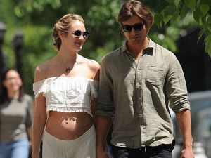 Model Candice Swanepoel Pamer Perut Hamil dengan Crop Top Model Candice Swanepoel Pamer Perut Hamil dengan Crop Top