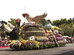 Warga Surabaya antusias Saksikan Parade Budaya dan Pawai Bunga