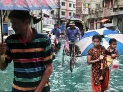 Setengah Juta Warga Bangladesh Mengungsi karena Badai Siklon Roanu