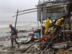 Topan Roanu Menerjang Bangladesh, 21 Orang Tewas