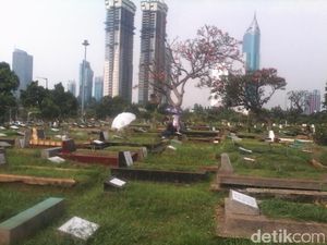 Dua Pekan Jelang Ramadan TPU Ramai Peziarah