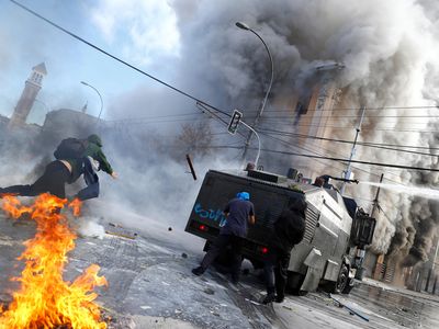 Demo Berujung Bentrok di Chili