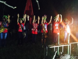 Kisah Polisi Mengajar Anak-anak Kaki Gunung yang Jauh dari Sekolah