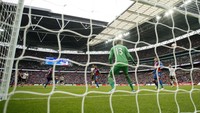 Dengan skor 1-1 sampai 90 menit, pertandingan dilanjutkan ke babak tambahan. Pada menit ke-110, Setan Merah mencetak gol kedua mereka lewat sepakan keras Jesse Lingard. Reuters/Jason Cairnduff.
