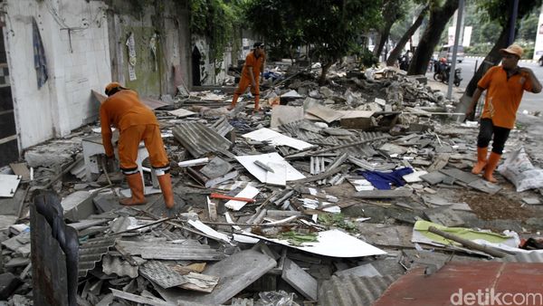 Penertiban Penjual Tanaman Hias di Jl. Asia Afrika