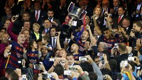 Andres Iniesta mengangkat trofi Coppa del Rey. Sergio Perez/Reuters/detikFoto.