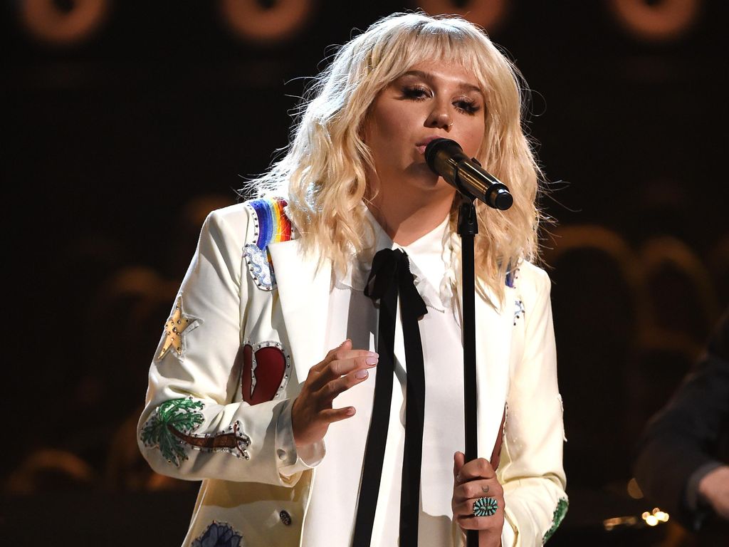 Album Baru Kesha Terinspirasi dari Pesawat UFO Album Baru Kesha Terinspirasi dari Pesawat UFO