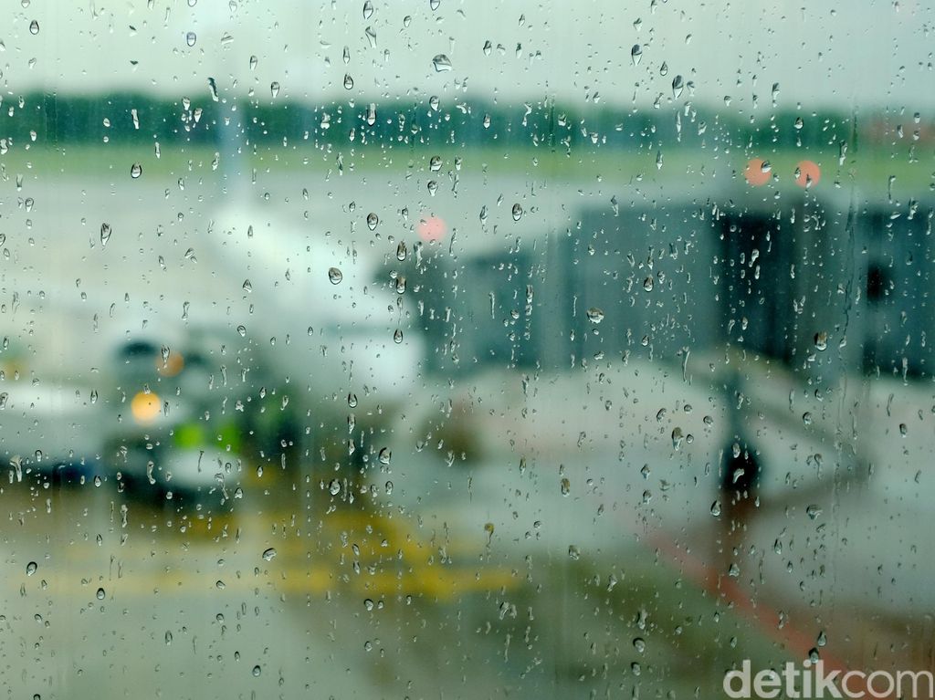 Cuaca Ekstrem, Lion Air Tujuan Ternate Delay 1 Jam di Bandara Makassar Cuaca Ekstrem, Lion Air Tujuan Ternate Delay 1 Jam di Bandara Makassar