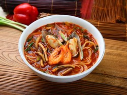 Yuk, Hangatkan Badan dengan Jjampong, Mie Seafood Korea Berkuah Pedas!