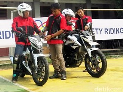 Pengendara Malam Honda Ajarkan Safety Riding