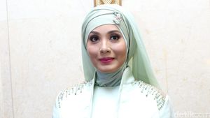 Gaya Elma Theana dan Eddies Adelia dengan Hijab Pastel