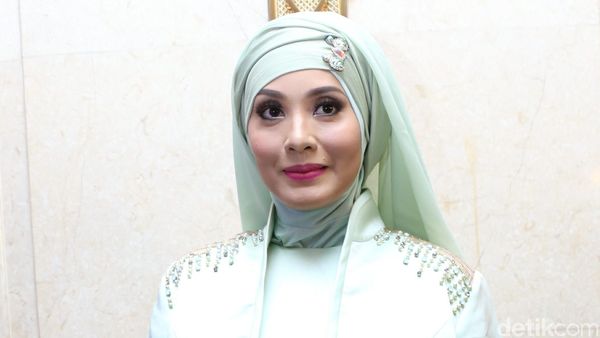 Gaya Elma Theana dan Eddies Adelia dengan Hijab Pastel