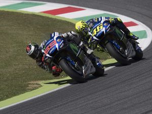 Beruntungnya Lorenzo, Sialnya Rossi Beruntungnya Lorenzo, Sialnya Rossi