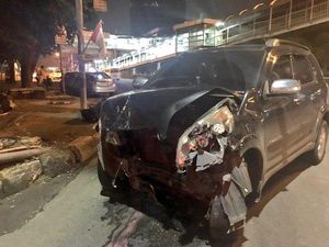 Terlibat Kecelakaan di Perempatan Kuningan, Toyota Rush dan Taksi Ringsek