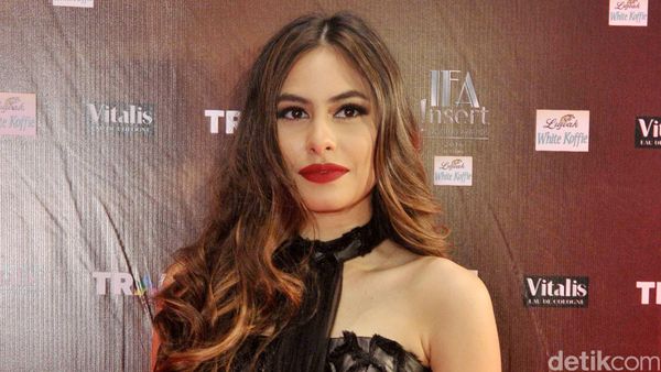 Valerie Thomas Seksi dan Dewasa di Usia 17 Tahun