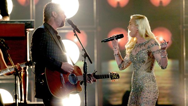Gwen Stefani Superseksi Tampil Bareng Blake Shelton