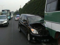 Avanza Seruduk Kopaja di KM 26 Tol Pondok Indah Arah Kampung Rambutan