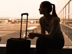 Agar Wanita yang Naik Pesawat Sendiri Tidak Diganggu Laki-laki