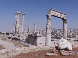 Melihat Tangan Hercules di Yordania