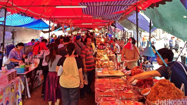Melihat Keramaian Pasar Chatuchak Bangkok