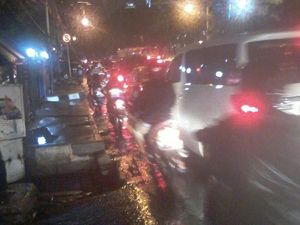 Genangan di Depan Gandaria City Surut, Lalu Lintas Padat Merayap