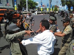 Demo Mahasiswa Tolak Perizinan Tambang Diwarnai Adu Pukul