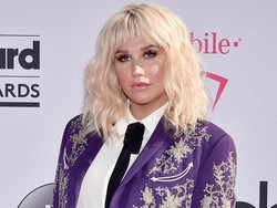Kesha Batalkan Konser karena Cidera Lutut