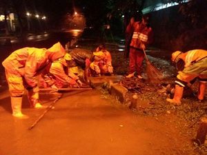 Sejumlah Ruas Jalan di Jakarta Masih Tergenang, Ketinggian Bervariasi