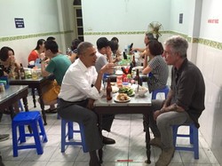 Presiden Obama Menikmati Bun cha Bersama Anthony Bourdain di Hanoi