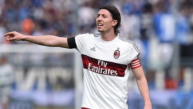 BERGAMO, ITALY - APRIL 03:  Riccardo Montolivo of AC Milan gestures during the Serie A match between Atalanta BC and AC Milan at Stadio Atleti Azzurri d'Italia on April 3, 2016 in Bergamo, Italy.  (Photo by Valerio Pennicino/Getty Images)